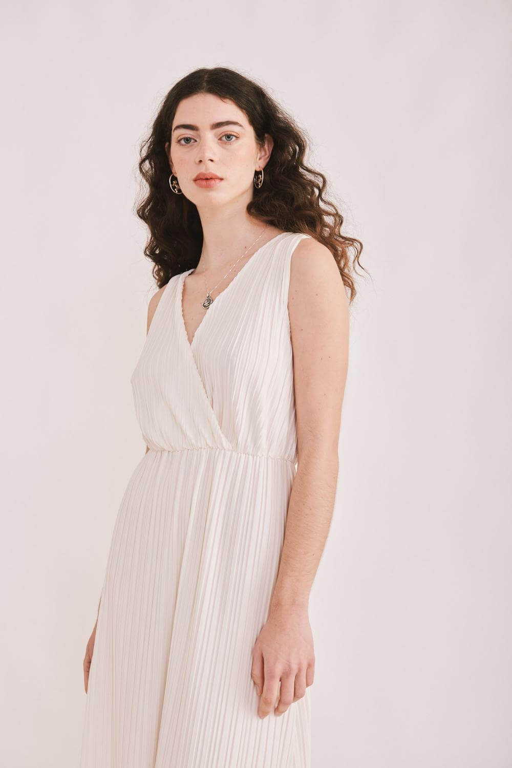 Vestido escote V plisado crudo Margarita MAlahierba SS25 Vestido escote V plisado crudo Margarita MAlahierba SS25